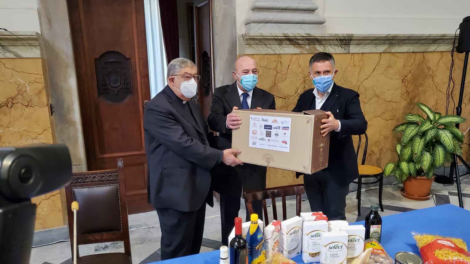 Consegnati 500 pacchi di Natale alla Curia di Napoli