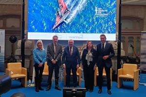 Il Presidente della Camera di Commercio, Ciro Fiola, con il sindaco di Napoli, Gaetano Manfredi, il capo di gabinetto del Ministro dello Sport, Sabrina Bono, l'event director dell'America's Cup, Leslie Ryan e l'Amministratore delegato di "Sport e Salute", Diego Nepi