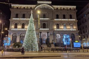 Napoli, piazza Bovio addobbata per festività Natalizie 2025
