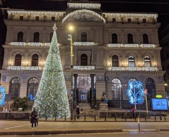 Napoli, piazza Bovio addobbata per festività Natalizie 2025